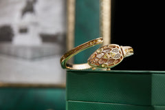 ✨ שעון קווורץ לנשים עם עיצוב נחש וצמיד ריינסטון – מתנה אופנתית לאישה 💎