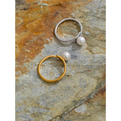 טבעת דקה עם פנינה וזירקוניה בסגנון קוריאני בציפוי פלטינה וזהב | תכשיט עדין יוקרתי – Euphoria Jewels Co