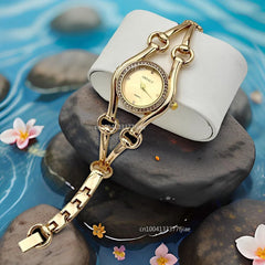 "שעוני יד נשים יוקרתיים, מותג מוביל, אלגנטיים ומעוצבים, רצועת מתכת, מנגנון קוורץ, איכות גבוהה בצבע זהב."