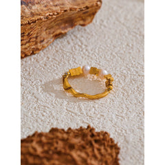 טבעת פניני מים מתוקים אלסטית בציפוי זהב 18 קראט | טבעת מתכווננת אלגנטית – Euphoria Jewels Co