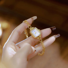 "שעון יד יוקרתי לנשים עם רצועת מתכת בעיצוב רטרו"