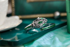 ✨ שעון קווורץ לנשים עם עיצוב נחש וצמיד ריינסטון – מתנה אופנתית לאישה 💎