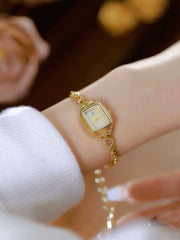 "שעון יד יוקרתי לנשים עם רצועת מתכת בעיצוב רטרו"