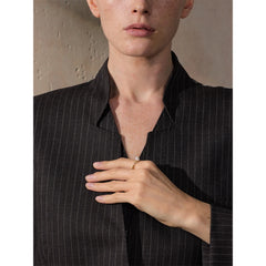 טבעת דקה עם פנינה וזירקוניה בסגנון קוריאני בציפוי פלטינה וזהב | תכשיט עדין יוקרתי – Euphoria Jewels Co