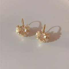 עגילי עלי כותרת לבנים אלגנטיים