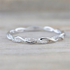 טבעת קלועה עם זירקוניה בזהב וכסף