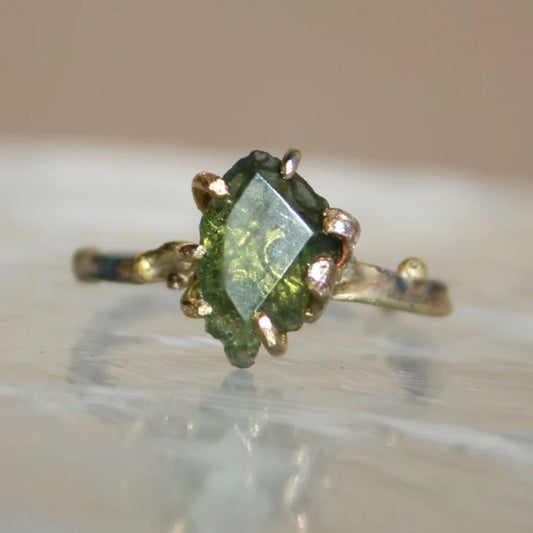 טבעת זכוכית ירוקה עם זהב