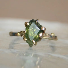 טבעת זכוכית ירוקה עם זהב