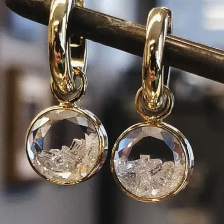 עגילים עגולים מזכוכית לבנה