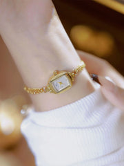 "שעון יד יוקרתי לנשים עם רצועת מתכת בעיצוב רטרו"