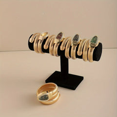 "שעון נשים יוקרתי ואיכותי, מנגנון קוורץ, רצועת מתכת נירוסטה, עיצוב אופנתי בצבע זהב."