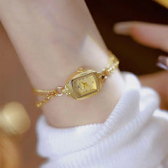 "שעון יד יוקרתי לנשים עם רצועת מתכת בעיצוב רטרו"