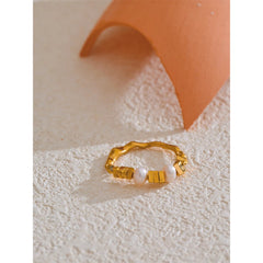 טבעת פניני מים מתוקים אלסטית בציפוי זהב 18 קראט | טבעת מתכווננת אלגנטית – Euphoria Jewels Co