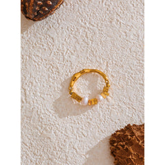 טבעת פניני מים מתוקים אלסטית בציפוי זהב 18 קראט | טבעת מתכווננת אלגנטית – Euphoria Jewels Co