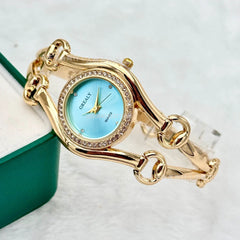 "שעוני יד נשים יוקרתיים, מותג מוביל, אלגנטיים ומעוצבים, רצועת מתכת, מנגנון קוורץ, איכות גבוהה בצבע זהב."