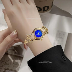 "שעוני יד נשים יוקרתיים, מותג מוביל, אלגנטיים ומעוצבים, רצועת מתכת, מנגנון קוורץ, איכות גבוהה בצבע זהב."