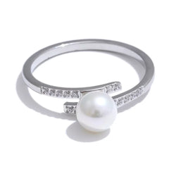 טבעת דקה עם פנינה וזירקוניה בסגנון קוריאני בציפוי פלטינה וזהב | תכשיט עדין יוקרתי – Euphoria Jewels Co