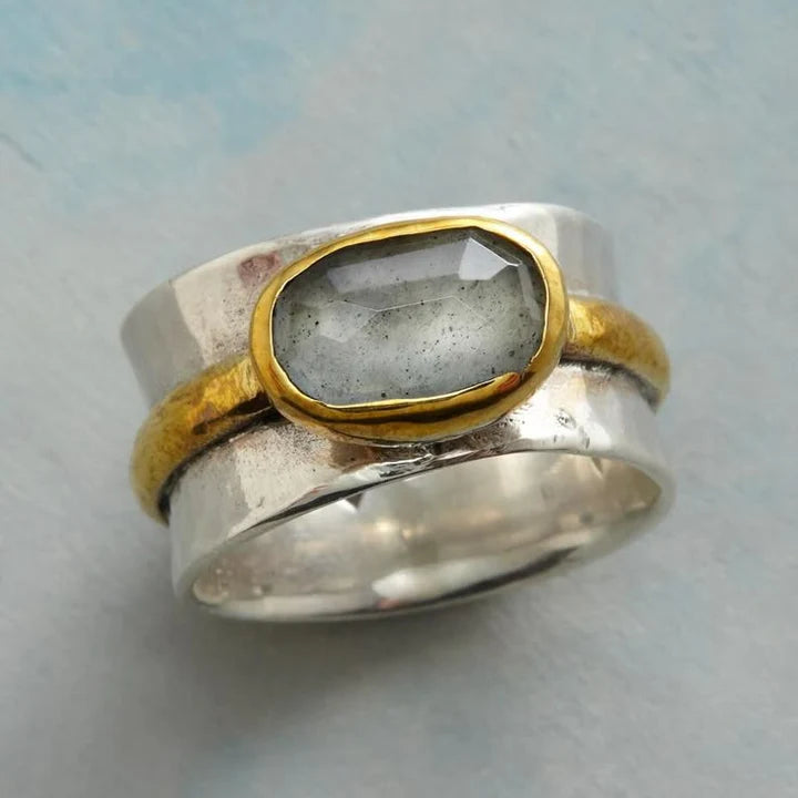 טבעת אבן משובצת זהב וכסף