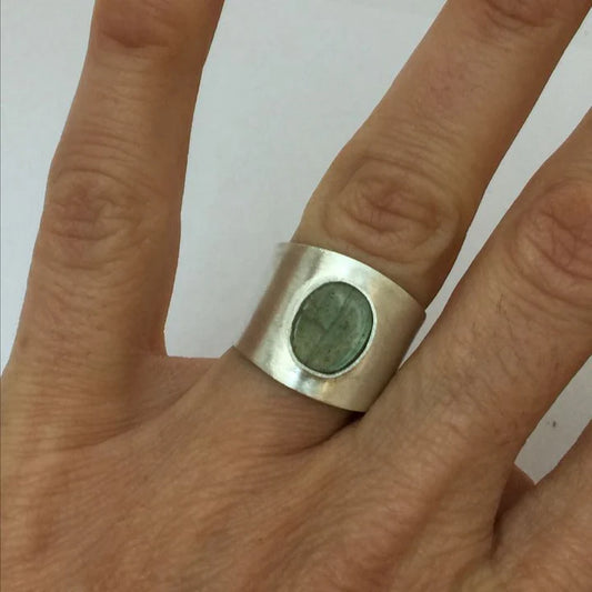 טבעת אבן ירוקה מצופה כסף