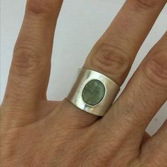 טבעת אבן ירוקה מצופה כסף